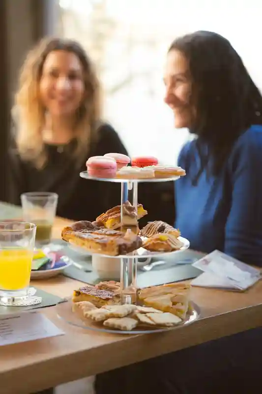 Espositore di dolci con ragazze sullo sfondo