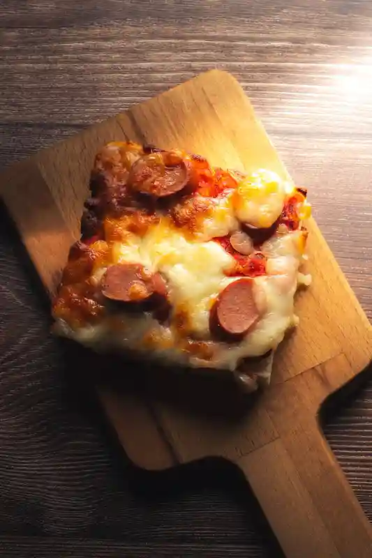 Primo piano con trancio di pizza