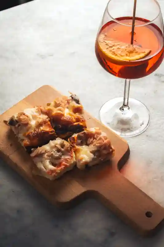 Foto di trancio di pizza con spritz