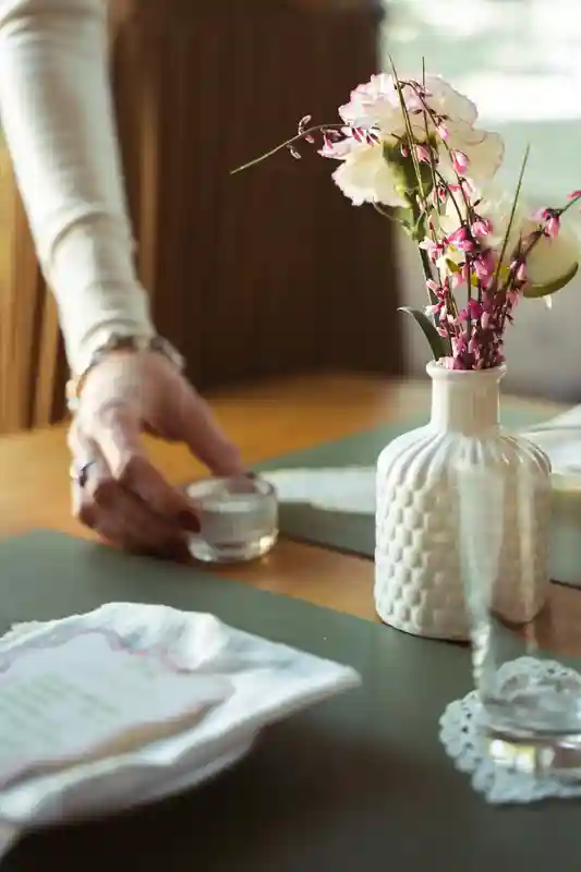 Tavolo con fiori e candela