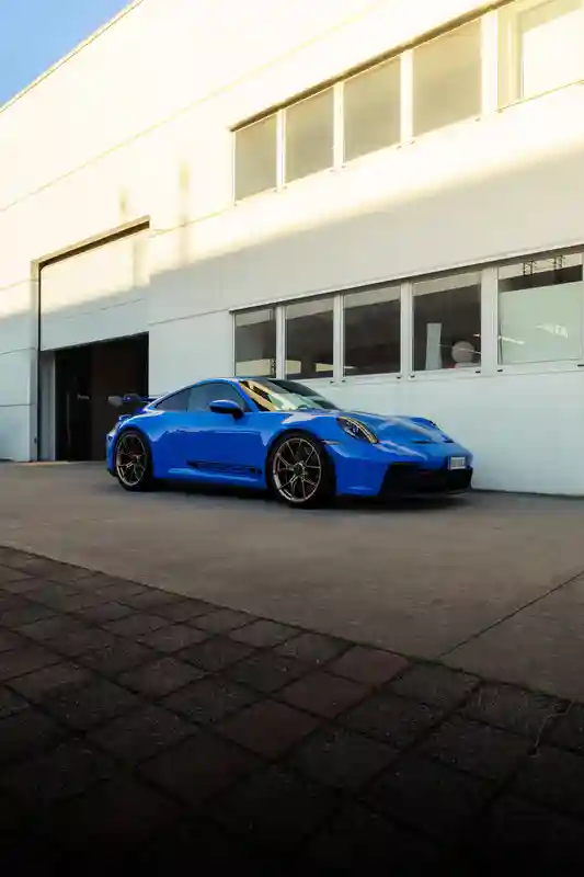 Porsche carrera a lato di capannone