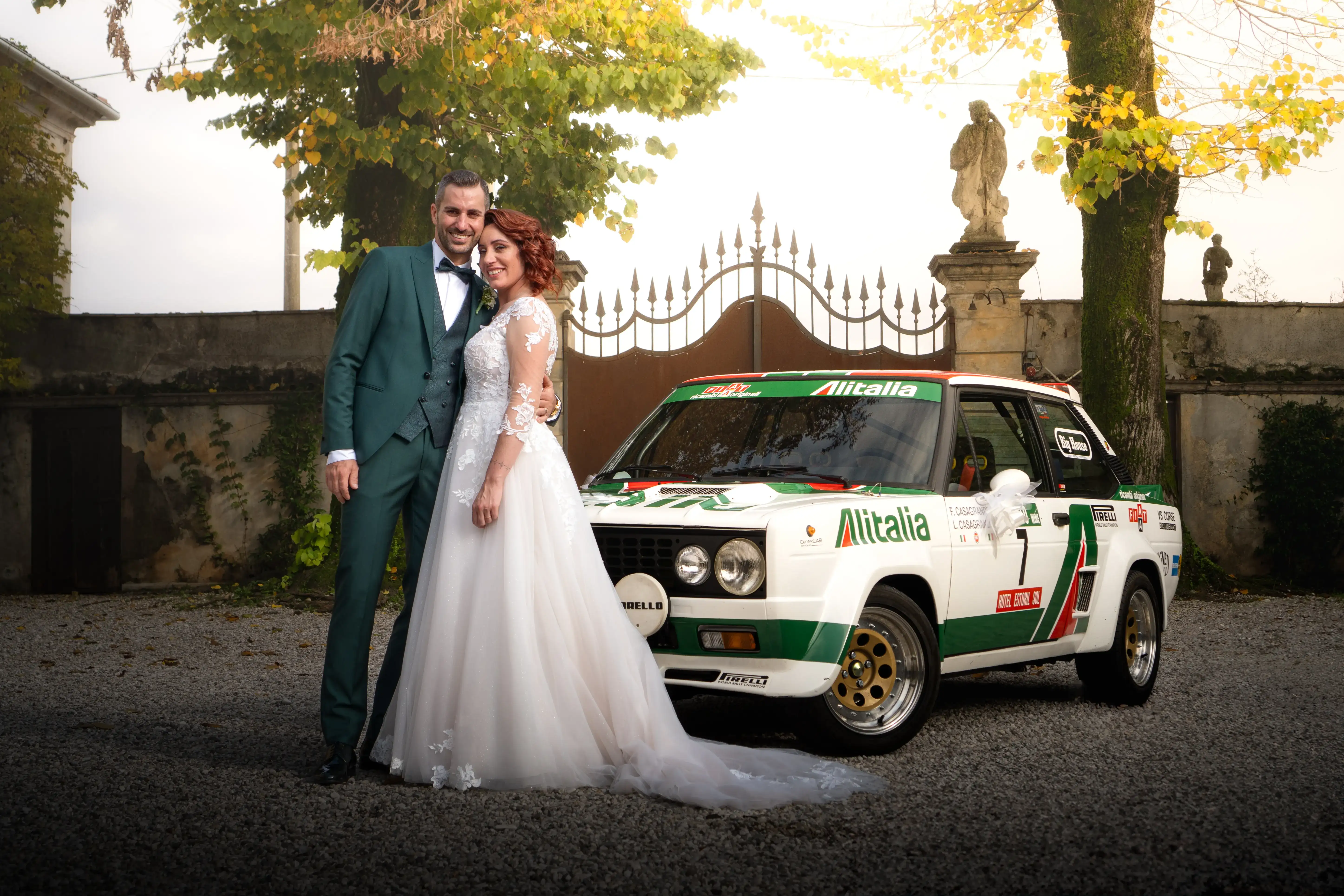 Sposi con auto da rally