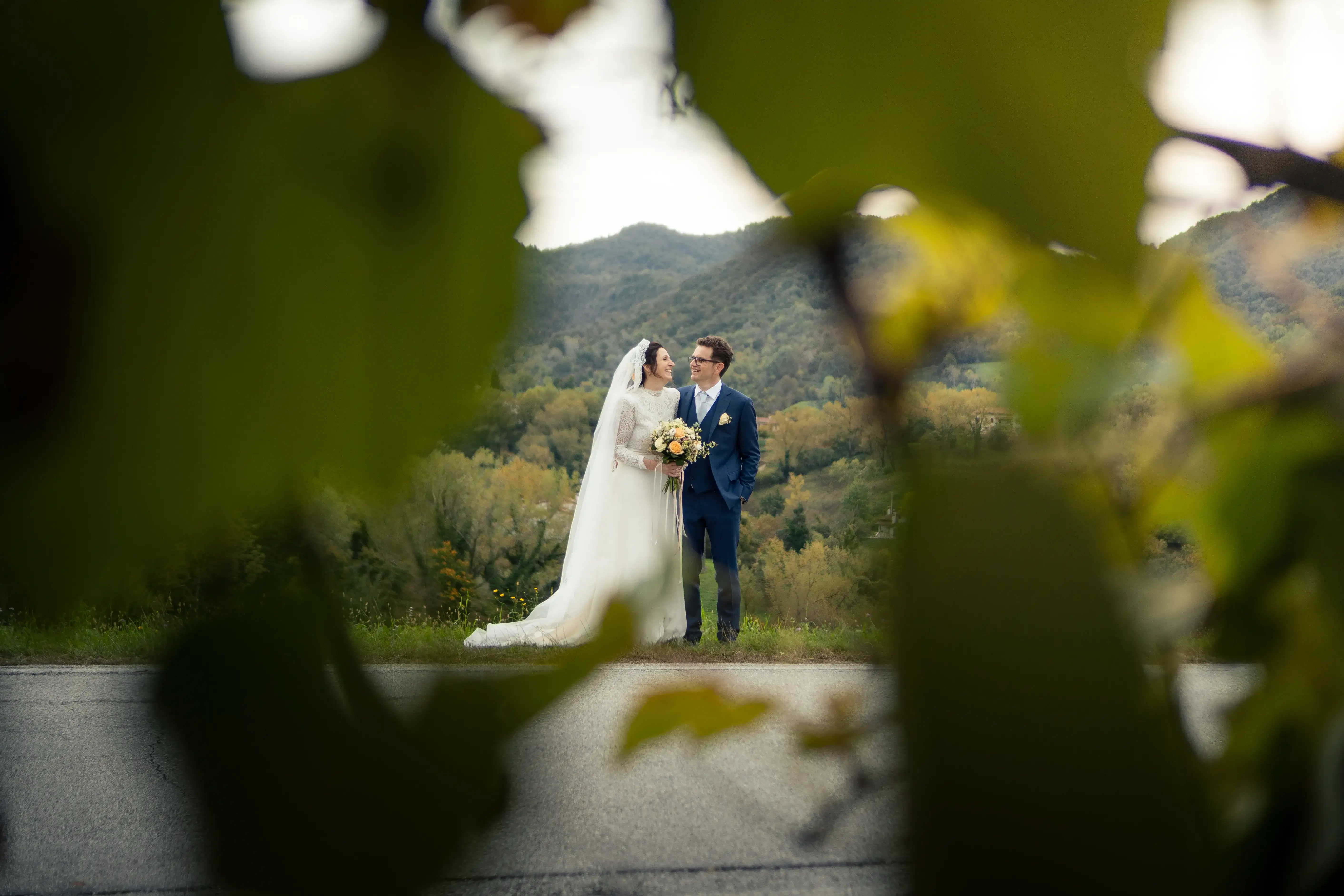 Foto di sposi sulla strada