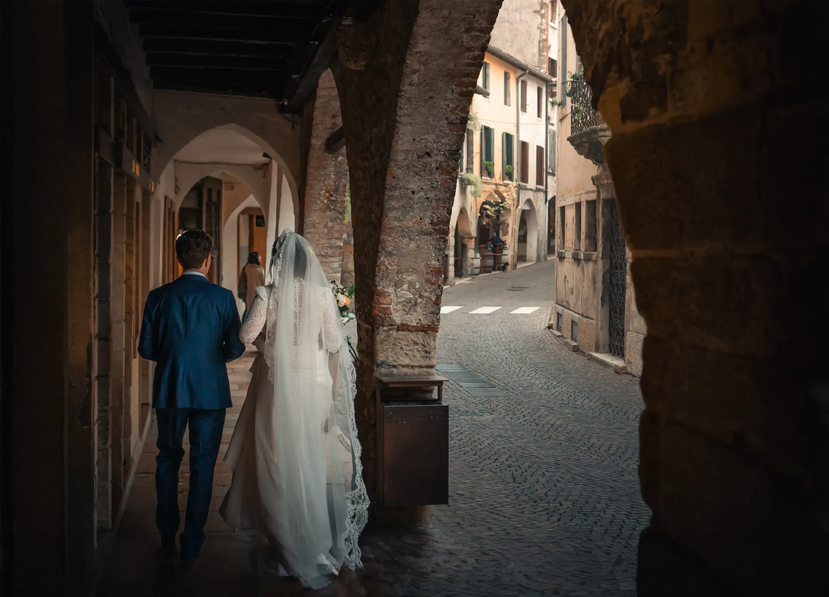 Sposi sotto i portici