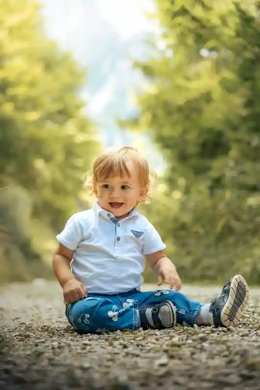 Bambino seduto a terra