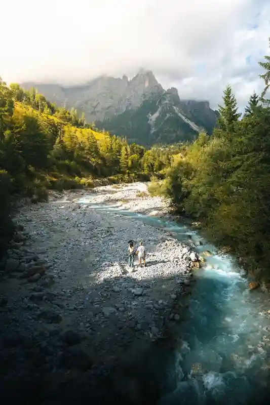 Foto di coppia sulla riva del fiume dall'alto