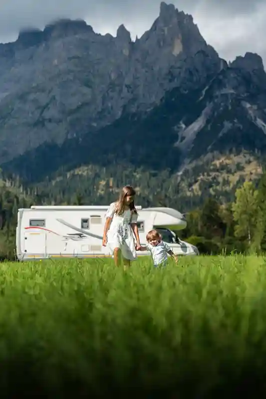 Fratelli con camper sullo sfondo