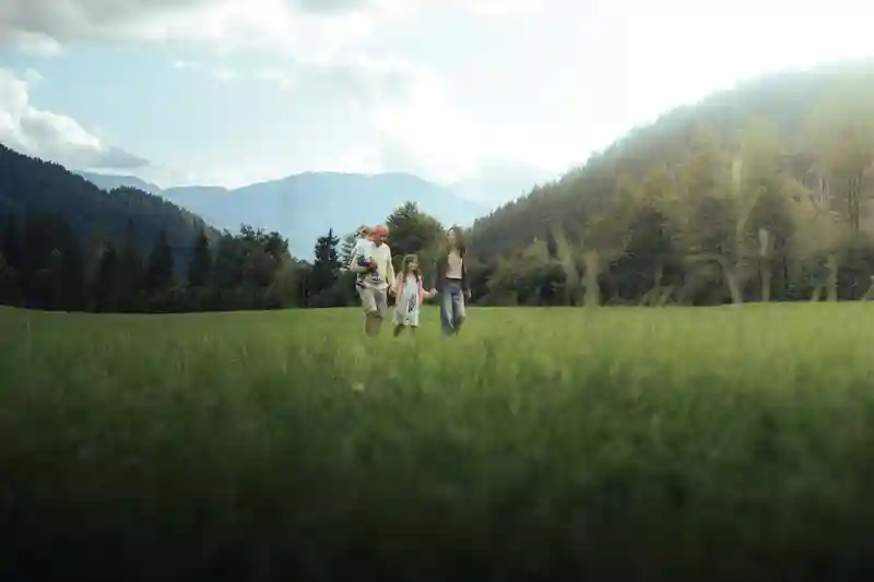Famiglia con natura sullo sfondo