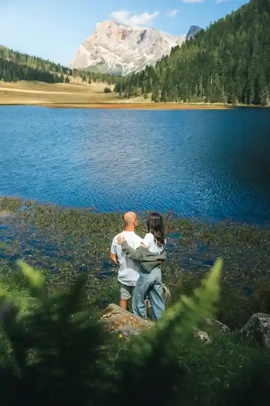 Coppia sulla sponda del lago