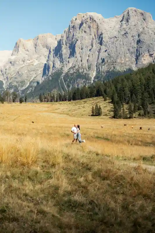 Coppia con montagne sullo sfondo