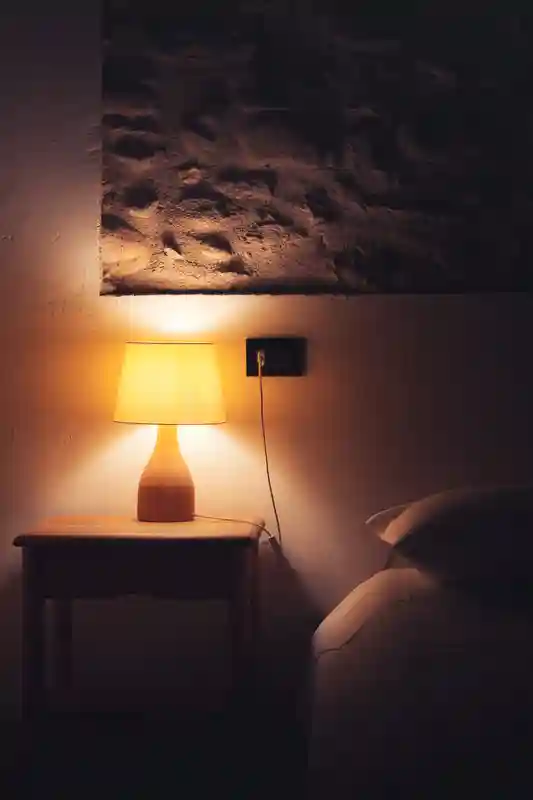 Lampada da notte accesa in primo piano